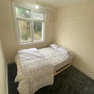 Guest house Room- Near London Luton Airport And Close To Restaurants Shops And Dunstable Hospital, Luton (Bedfordshire)